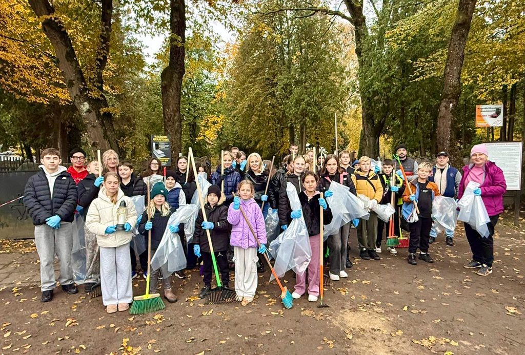 Uczniowie i sportowcy porządkowali groby przy Chocimskiej