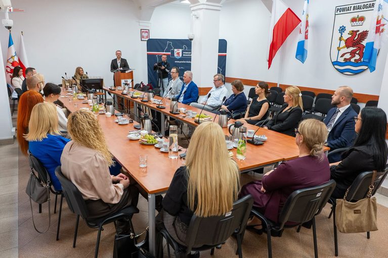 25 pracowników oświaty z nagrodami starosty białogardzkiego