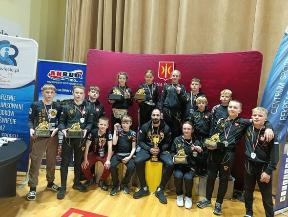 Sześć złotych medali i drużynowe podium. Udany weekend zapaśników z Białogardu